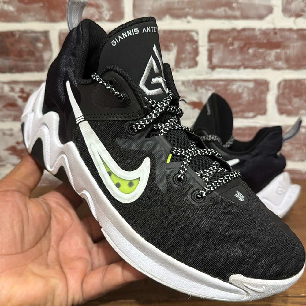 Nike Giannis Immortality Black Youth Sz 5.5Y